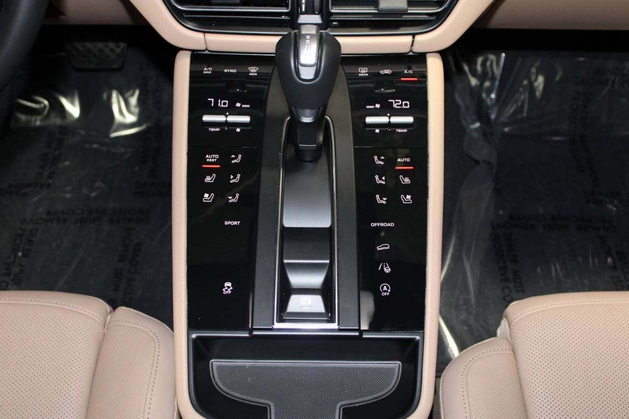 2025 Porsche Macan Base