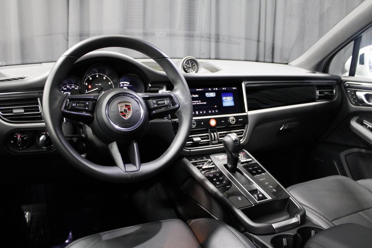 2025 Porsche Macan Base