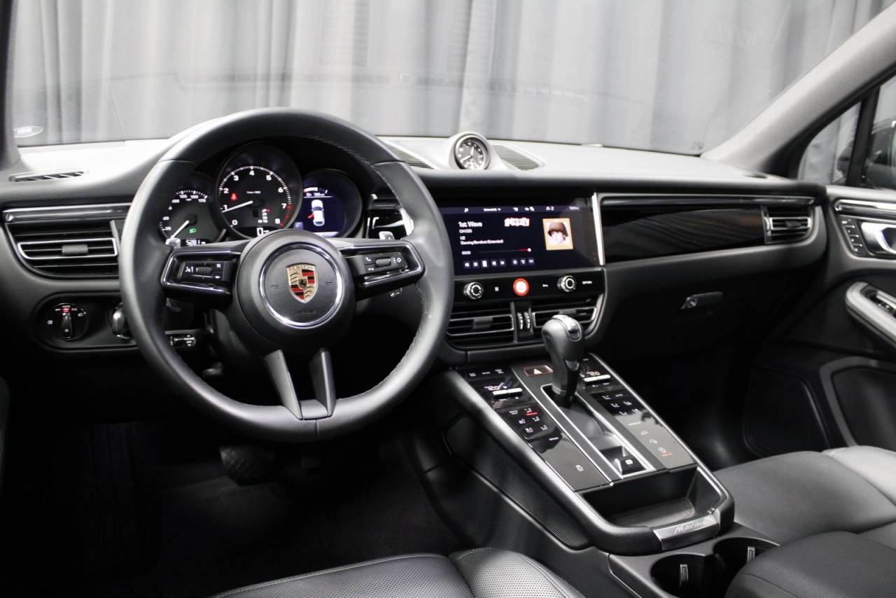 2025 Porsche Macan Base