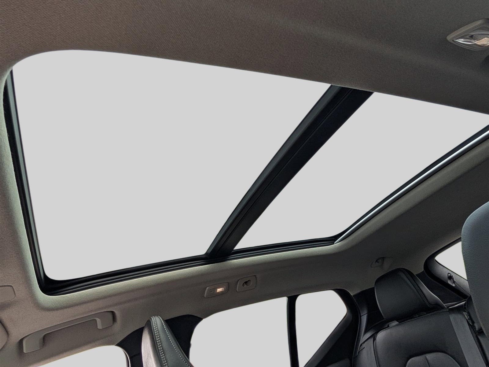 2023 Volvo XC40 Ultimate Dark Theme