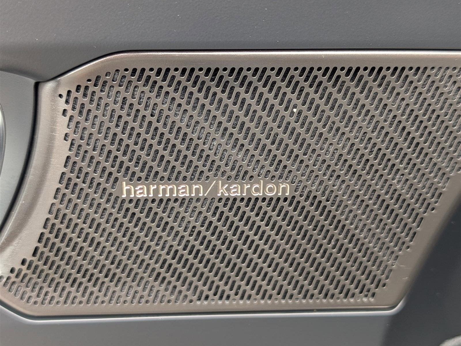 2023 Volvo XC40 Ultimate Dark Theme