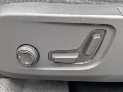 2023 Volvo XC40 Ultimate Dark Theme