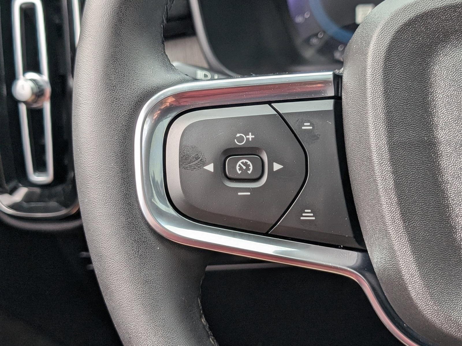 2023 Volvo XC40 Ultimate Dark Theme