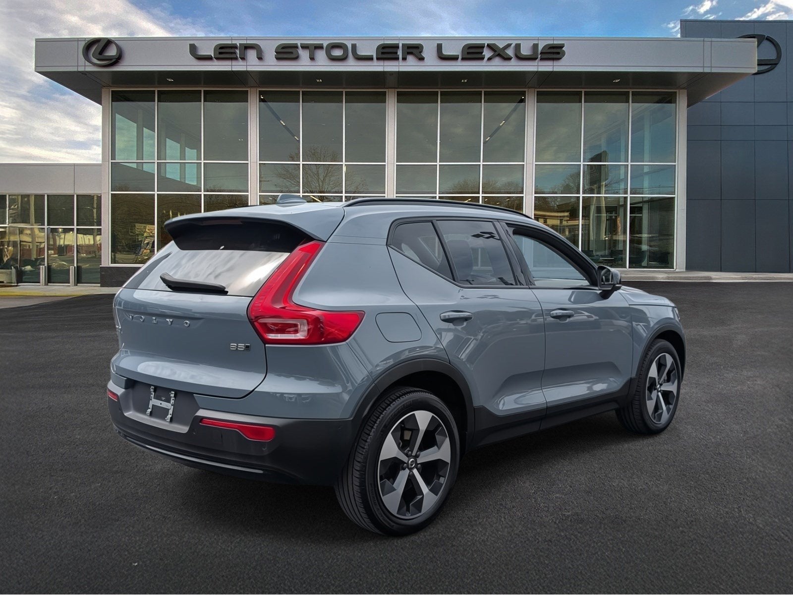 2023 Volvo XC40 Ultimate Dark Theme