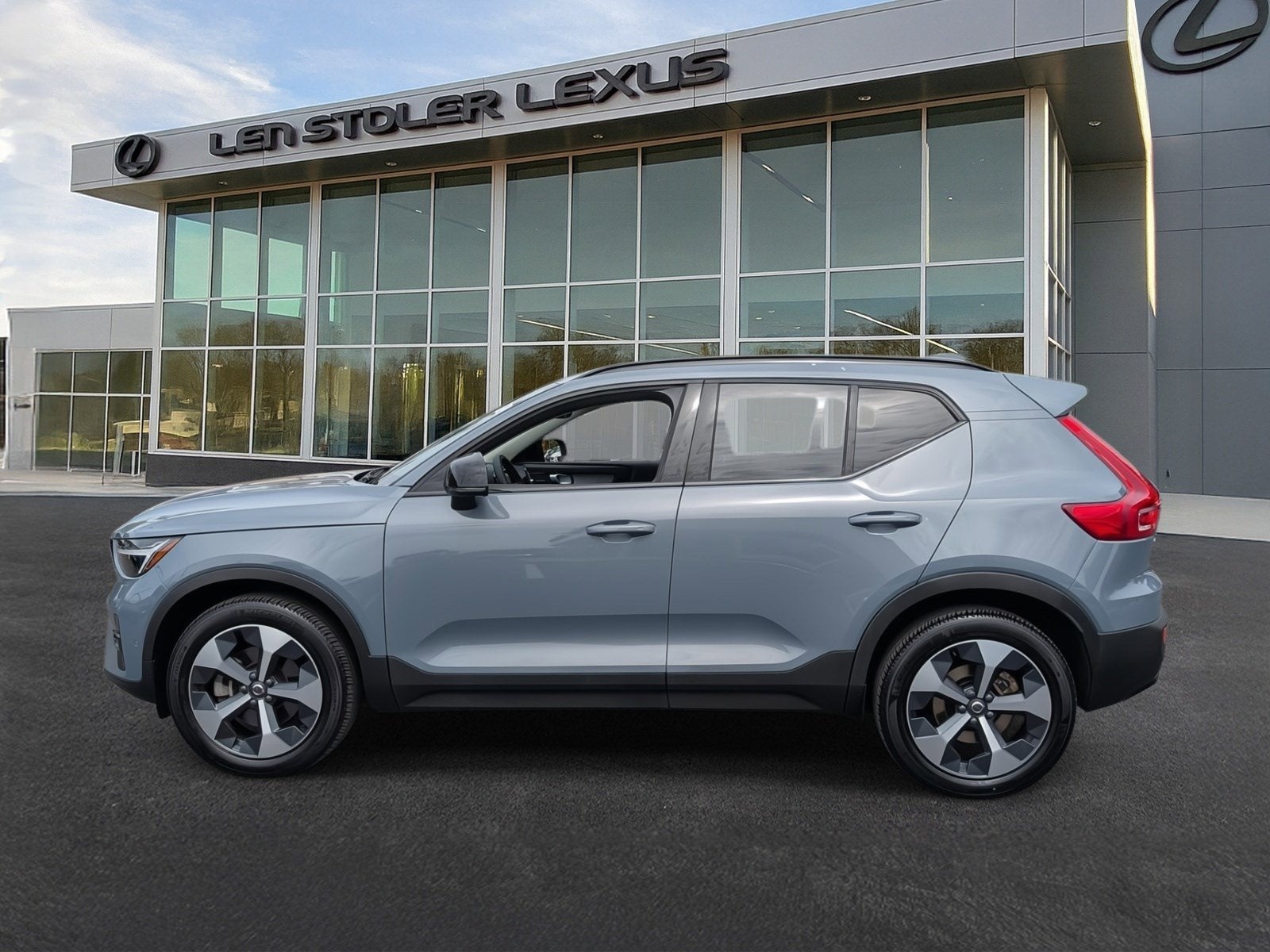 2023 Volvo XC40 Ultimate Dark Theme